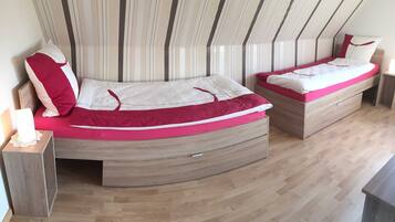 2 bedrooms, travel cot, WiFi, bed sheets