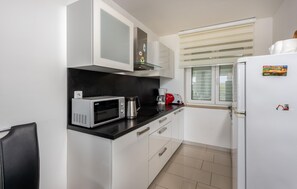 Réfrigérateur, micro-ondes, plaque de cuisson, lave-vaisselle