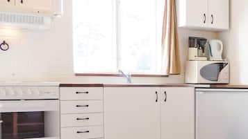 KylskÄp, spishÀll och kaffe- och tebryggare