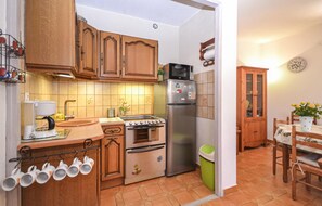 Kühlschrank, Mikrowelle, Herdplatte, Geschirrspüler
