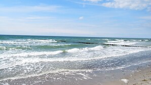 A beach with waves crashing onto the shore and a clear sky. - Hitthim apartment rental - Apartment harbor view (Insel Hiddensee)