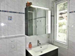 Sèche-cheveux, savon, papier toilette