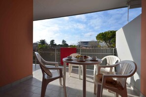 Outdoor dining - Holiday apartment mit Klimaanlage und Balkon (Bibione)