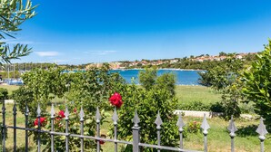 A coastal view with a clear blue sky, a marina with boats, and a residential area in the background. - Stunning home in Pula (Pula)