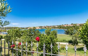 Property grounds - Lovely home in Pula with house sea view (Pula)