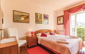 3 bedrooms, free WiFi, bed sheets - Lovely home in Pula with house sea view (Pula)