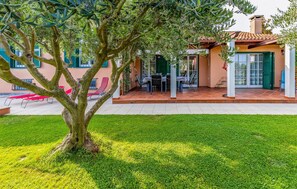 Outdoor dining - Lovely home in Pula with house sea view (Pula)