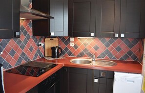 Réfrigérateur, micro-ondes, plaque de cuisson, lave-vaisselle