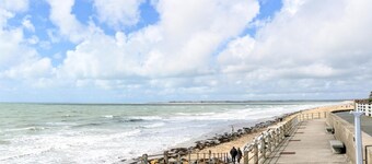 Amazing apartment in Hauteville-Sur-Mer