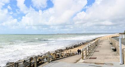 Amazing apartment in Hauteville-Sur-Mer