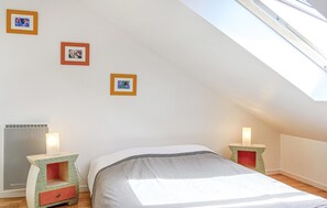 2 bedrooms, travel crib, free WiFi