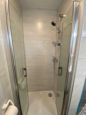 Sèche-cheveux, savon, papier toilette