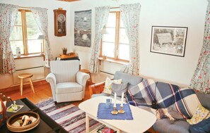 Televisie, een open haard, een dvd-speler en een stereo