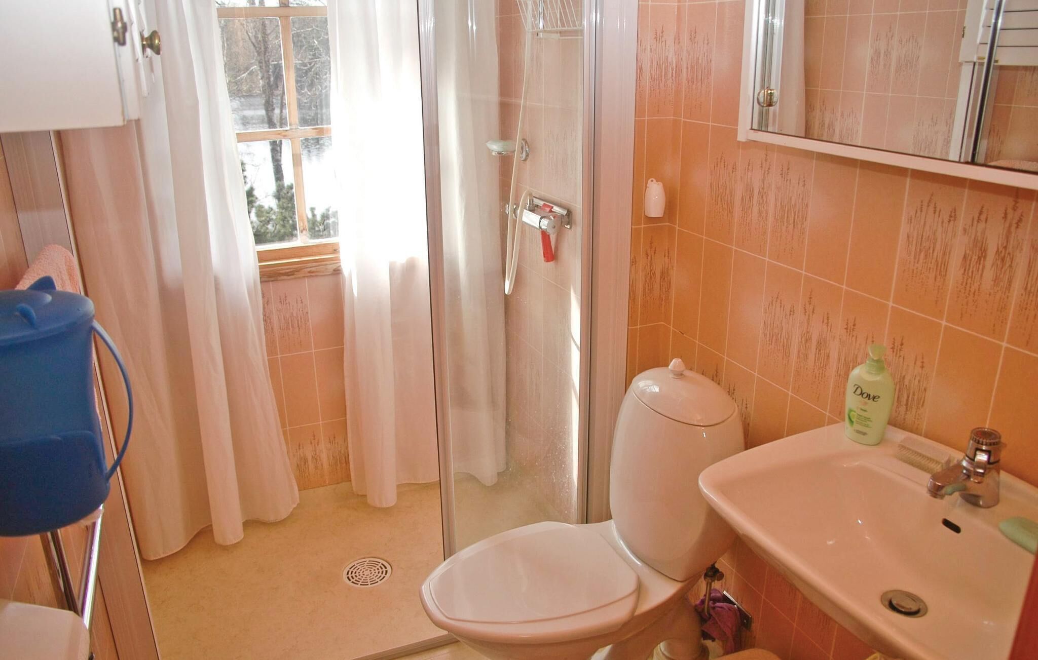 Ein Badezimmer mit Toilette, Waschbecken und Dusche.