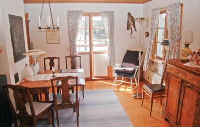 Cozy home in Dingle with lake view