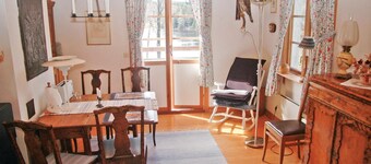 Cozy home in Dingle with lake view