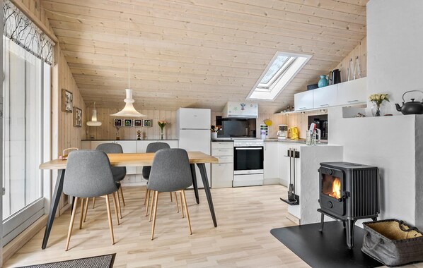 Køleskab, kogeplade, opvaskemaskine, kaffe-/temaskine