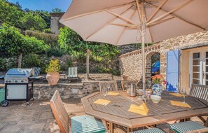 تناول الطعام بالخارج