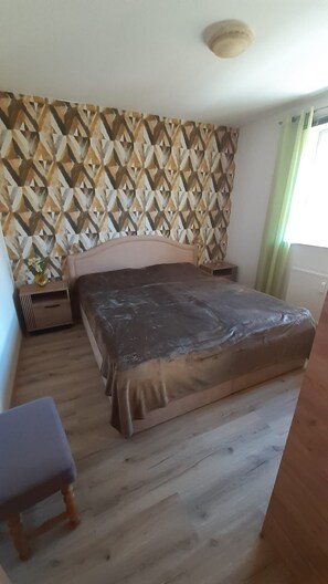 1 bedroom, travel crib