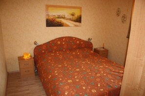 1 bedroom, travel cot