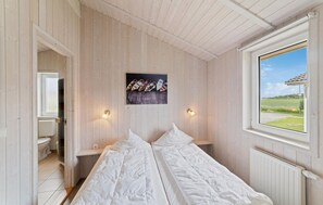 2 bedrooms, travel crib, free WiFi, bed sheets