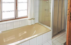 Combined shower/bathtub