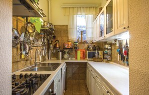 Refrigerador, parrilla de estufa, lavavajillas y cafetera y tetera 