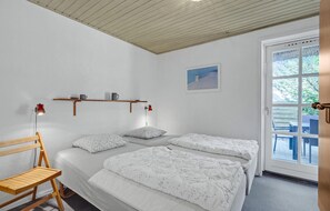 4 bedrooms, travel crib, free WiFi - Pet friendly home in Blåvand with sauna (Blåvand)
