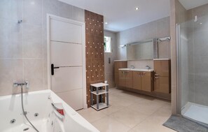 Combined shower/tub