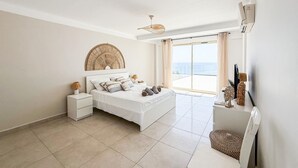 5 chambres, coffres-forts dans les chambres, lit parapluie