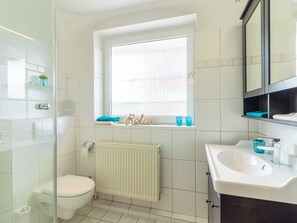 Shower, hair dryer - Apartment Robbe - CuxDuHier (Cuxhaven)