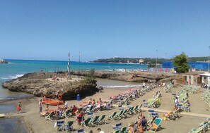 Una spiaggia nelle vicinanze
