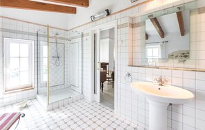 Combined shower/bathtub - Pet friendly home in Benissa (Benissa)
