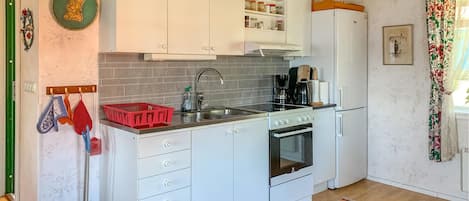 Refrigerador, parrilla de estufa y cafetera y tetera