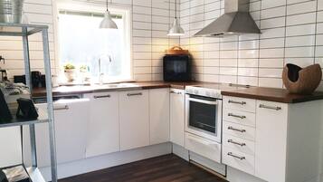 Refrigerador, parrilla de estufa, lavavajillas y cafetera y tetera