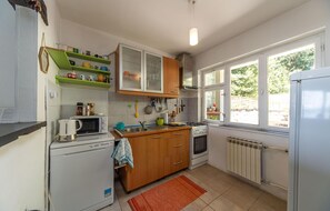Kühlschrank, Mikrowelle, Herdplatte, Geschirrspüler