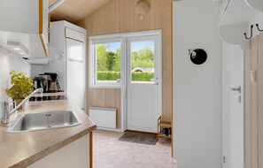 Fridge, stovetop, dishwasher, coffee/tea maker - 3 bedroom nice home in Juelsminde (Juelsminde)
