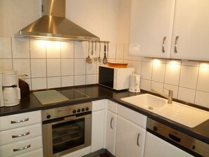 Een koelkast, een magnetron, een oven, een vaatwasser