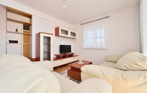 TV, ping pong - Nice home in Lisane Ostrovicke (Lisane Ostrovicke)