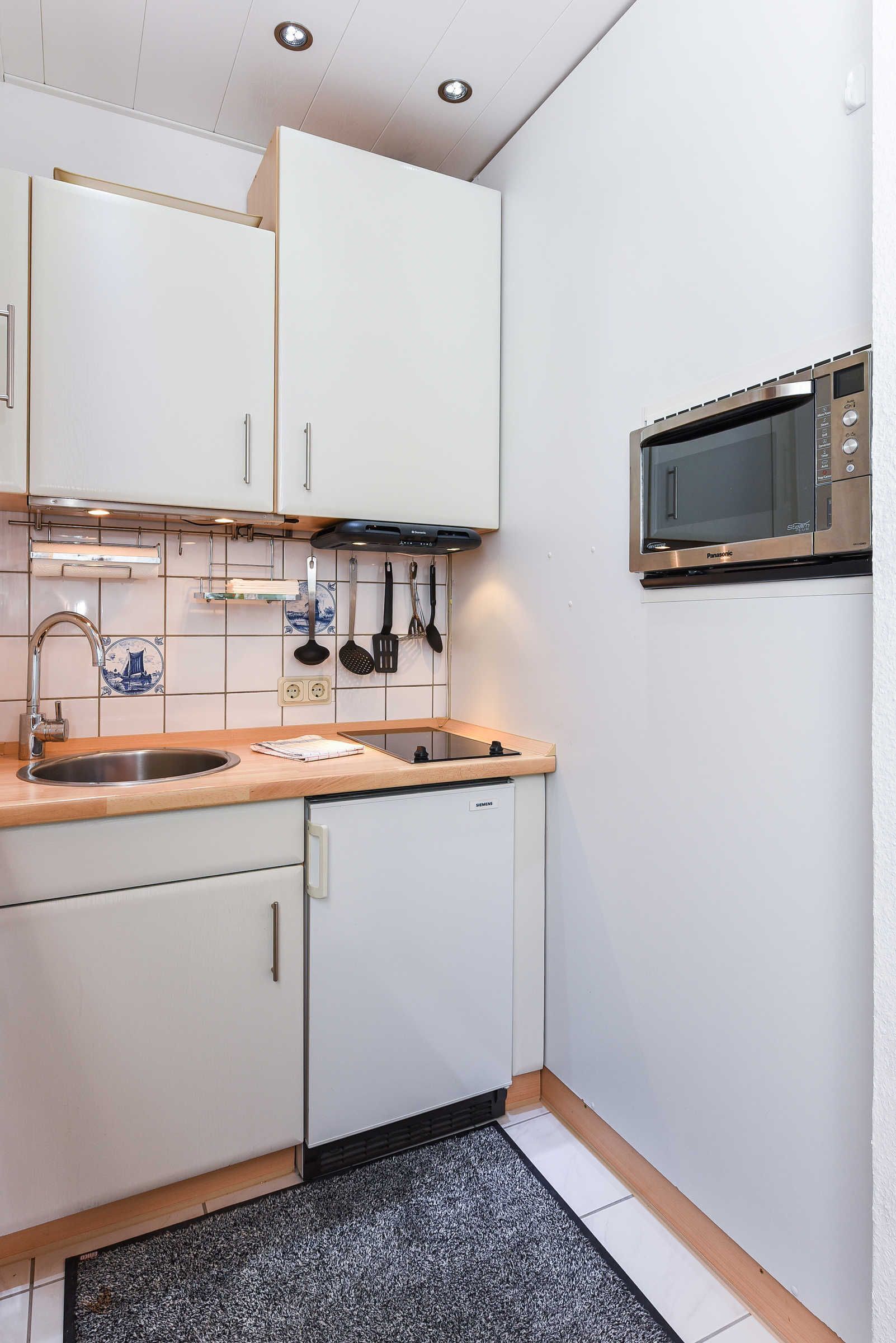 Een koelkast, een microgolfoven, een koffiezetapparaat/waterkoker