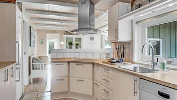 Køleskab, kogeplade, opvaskemaskine, kaffe-/temaskine