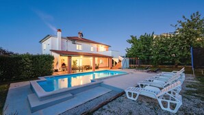A two-story house with a swimming pool and outdoor seating area. - Awesome home in Frkeci (Frkeci)