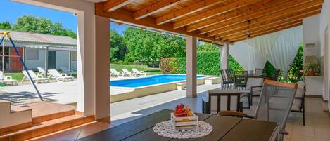 تناول الطعام بالخارج