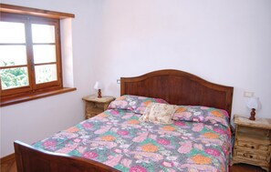 2 bedrooms, travel cot, free WiFi, bed sheets