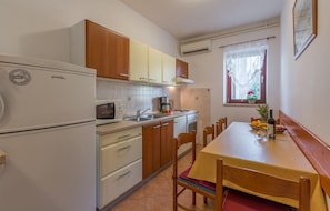 Fridge, stovetop, coffee/tea maker