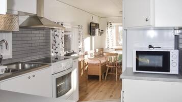 Kylskåp, mikrovågsugn, spishäll och diskmaskin
