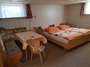 1 bedroom, WiFi, bed sheets - Apartment in Ahlbeck - Apartment (basement up to 3 pers.) (Heringsdorf)