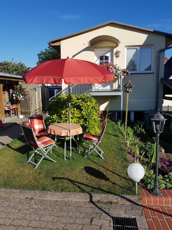 Outdoor dining - Apartment in Ahlbeck - Apartment (basement up to 3 pers.) (Heringsdorf)