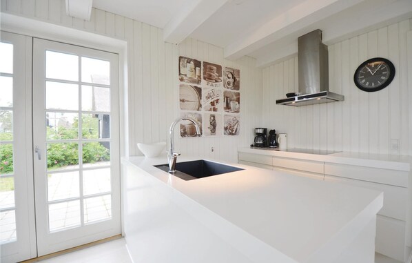 Réfrigérateur, plaque de cuisson, lave-vaisselle, cafetière/bouilloire