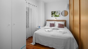 Une chambre bien rangée, avec un lit, une table de chevet et une armoire.